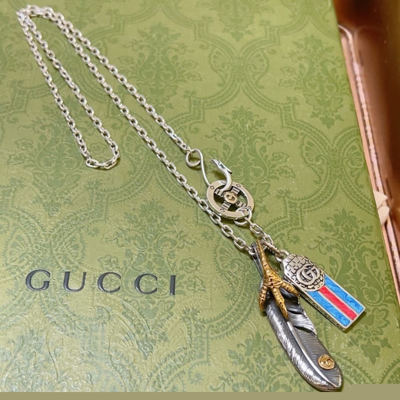 G*u*i necklaces